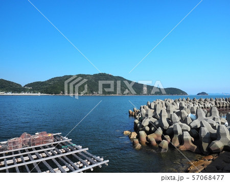 相生湾坪根漁港から見る金ヶ崎　万葉岬 57068477