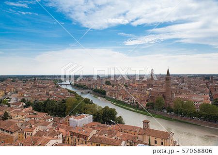 世界文化遺産　ヴェローナの街並み　イタリア 57068806