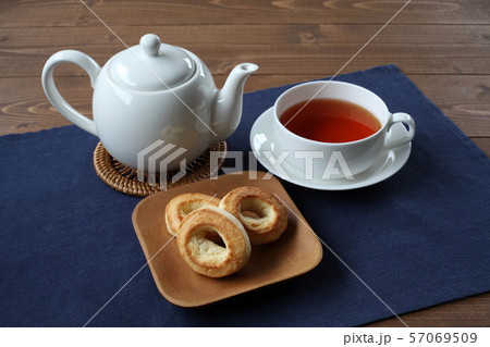 お皿にのせた スコーン ビスケット 紅茶 ティータイム テーブル 57069509