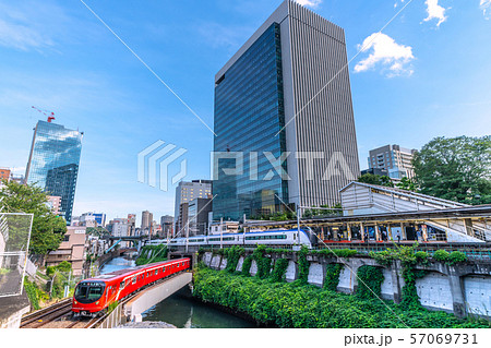日本の東京都市景観 東京メトロ丸ノ内線新型車両2000系や御茶ノ水駅、特急(回送車両)などを望む 日本の東京都市景観 東京メトロ丸ノ内線新型車両2000系や御茶ノ水駅、特急(回送車両)などを望む 57069731