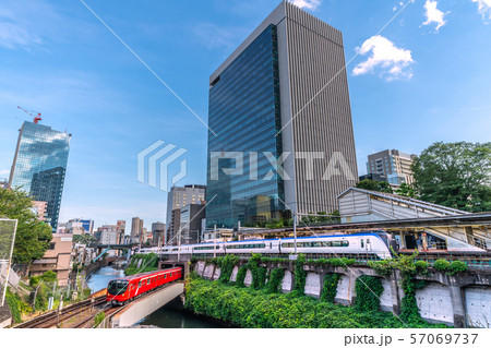 日本の東京都市景観 東京メトロ丸ノ内線新型車両2000系や御茶ノ水駅、特急(回送車両)などを望む 日本の東京都市景観 東京メトロ丸ノ内線新型車両2000系や御茶ノ水駅、特急(回送車両)などを望む 57069737