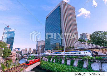 日本の東京都市景観 東京メトロ丸ノ内線新型車両2000系や御茶ノ水駅、特急(回送車両)などを望む 日本の東京都市景観 東京メトロ丸ノ内線新型車両2000系や御茶ノ水駅、特急(回送車両)などを望む 57069739