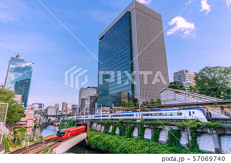 日本の東京都市景観 東京メトロ丸ノ内線新型車両2000系や御茶ノ水駅、特急(回送車両)などを望む 日本の東京都市景観 東京メトロ丸ノ内線新型車両2000系や御茶ノ水駅、特急(回送車両)などを望む 57069740