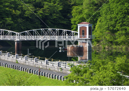 新緑の村山上貯水池の取水塔　多摩湖 57072640