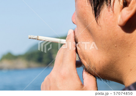 煙草を吸う男性 煙草を吸う男性 57074850
