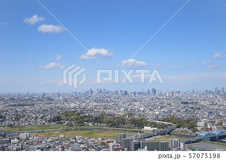 川崎市中原区武蔵小杉から新宿方面を望む 57075198