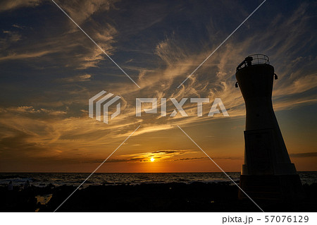 佐渡 長手岬の灯台と夕日 佐渡 長手岬の灯台と夕日 57076129