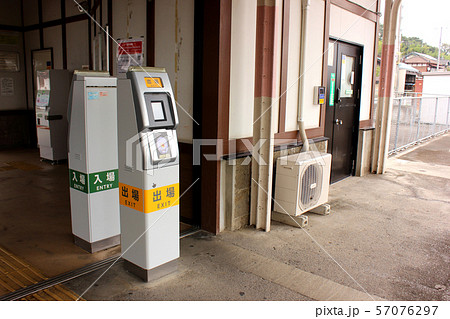 両毛線岩舟駅の改札口(3) 57076297