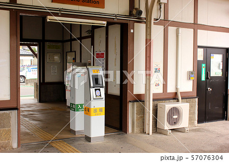 両毛線岩舟駅の改札口(5) 57076304