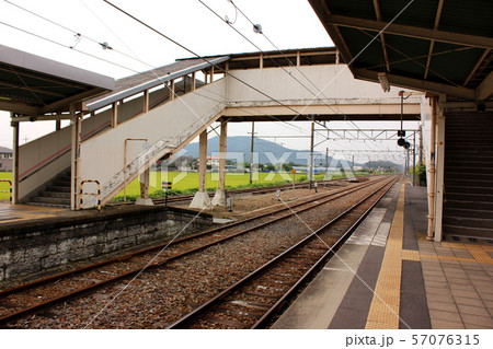 両毛線岩舟駅の跨線橋 57076315