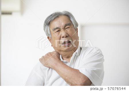 肩凝りに悩むシニア 57076544