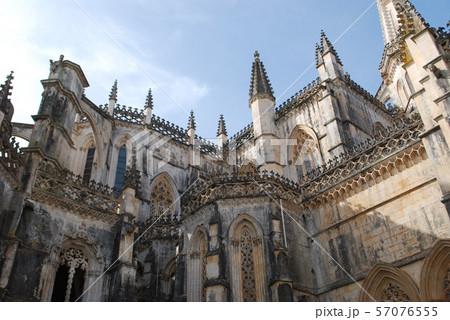 ポルトガルの旅　バターリャ修道院の教会を見上げる 57076555