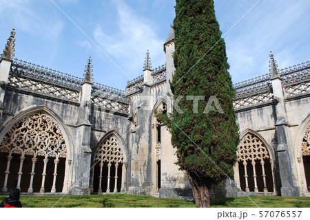 ポルトガルの旅　バターリャ修道院回廊からパティオをのぞむ 57076557