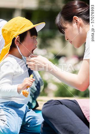 公園でお弁当を食べる園児 公園でお弁当を食べる園児 57076993
