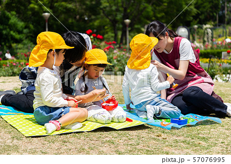公園でお弁当を食べる園児 57076995