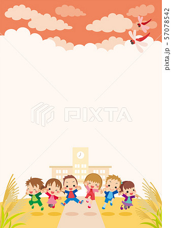 秋の夕焼けの下学校の前で元気にジャンプするキッズ 57078542