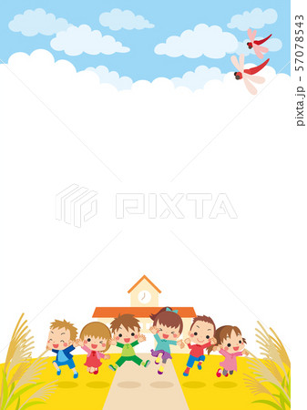 秋晴れの下幼稚園の前で元気にジャンプするキッズ 57078543