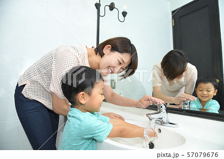 親子で手洗い 親子で手洗い 57079676