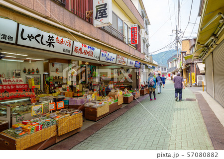 長瀞駅から岩畳に抜けていく道中にある商店街【埼玉県長瀞町】 長瀞駅から岩畳に抜けていく道中にある商店街【埼玉県長瀞町】 57080882