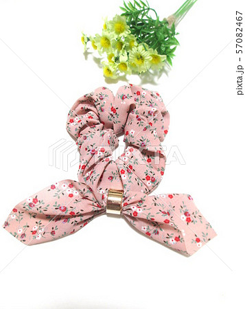 花柄のリボンシュシュ 57082467