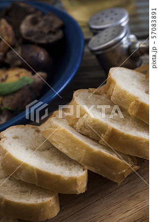 ハーブ料理のある食卓 57083891