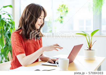 PCを使う女性 57084303