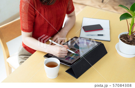 デザイナー 57084308