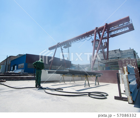 cleaning of the metal by sandblasting 57086332