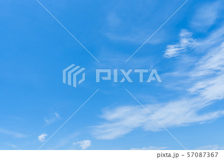 梅雨時期の晴れ間　空　雲　コピースペース　積雲　初夏の空　広いコピースペース 57087367
