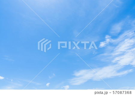 梅雨時期の晴れ間　空　雲　コピースペース　積雲　初夏の空　広いコピースペース 57087368