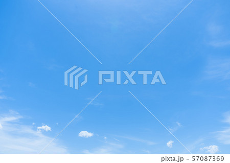 梅雨時期の晴れ間　空　雲　コピースペース　積雲　初夏の空　広いコピースペース 57087369