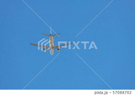 青空を滑空する旅客機 57088702