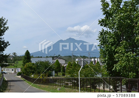 晩夏の弘前郊外から岩木山を望む 57089388