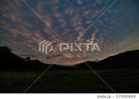 山の夕焼け 57090869