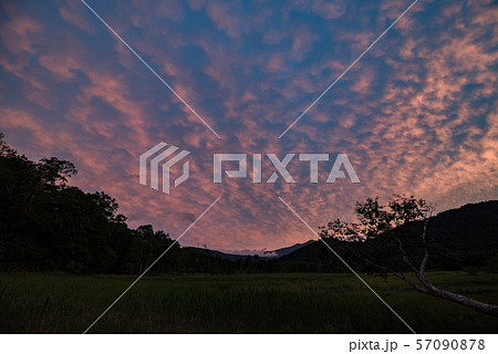 山の夕焼け 57090878