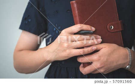 女性 女性 57091560