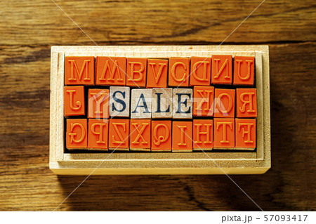 木目の上に置いたハンコ sale の文字 木目の背景 木目の上に置いたハンコ sale の文字 木目の背景 57093417