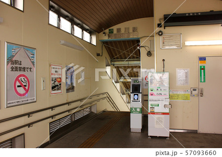 南北自由通路の中にある両毛線思川駅の改札口(2) 57093660