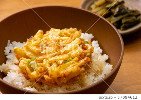 かき揚げ天丼。(写真奥に野沢菜漬け。) 57094612