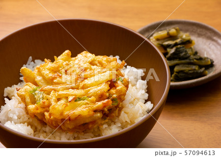かき揚げ天丼。(写真奥に野沢菜漬け。) 57094613