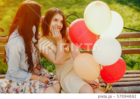 girls with ballons 57094692