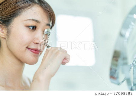 ビューティー　美容　若い女性　ビューラー　まつ毛 57098295