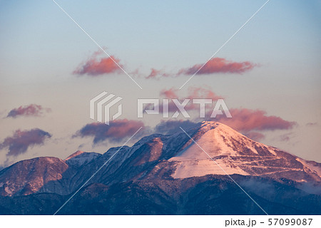 夕焼けに染まる伊吹山 夕焼けに染まる伊吹山 57099087
