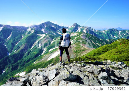 雪倉岳から白馬岳を見つめる登山者 雪倉岳から白馬岳を見つめる登山者 57099362