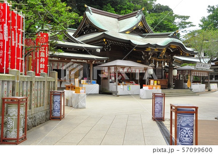 江の島　江島神社辺津宮と灯篭 57099600