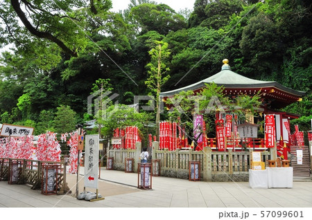 江の島　江島神社奉安殿と灯篭 57099601