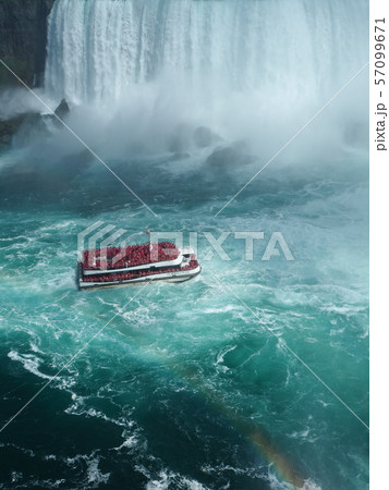 ナイアガラの滝と霧の乙女号と虹_2 57099671