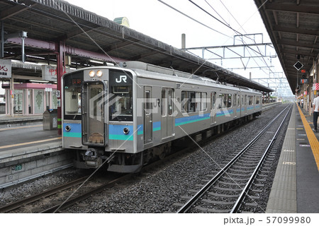 塩尻駅駅に停車するE127系100番台 塩尻駅駅に停車するE127系100番台 57099980