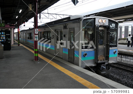 塩尻駅に停車するE127系100番台 塩尻駅に停車するE127系100番台 57099981