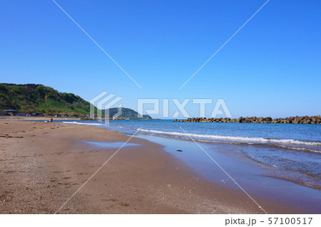 新潟県 大崎海水浴場 海 海岸 日本海 砂浜 磯遊び 釣り サーフの写真素材